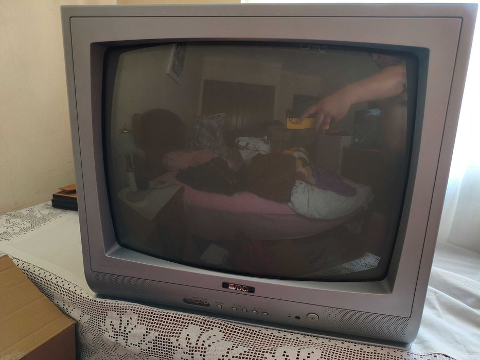 Tv com comando incluido