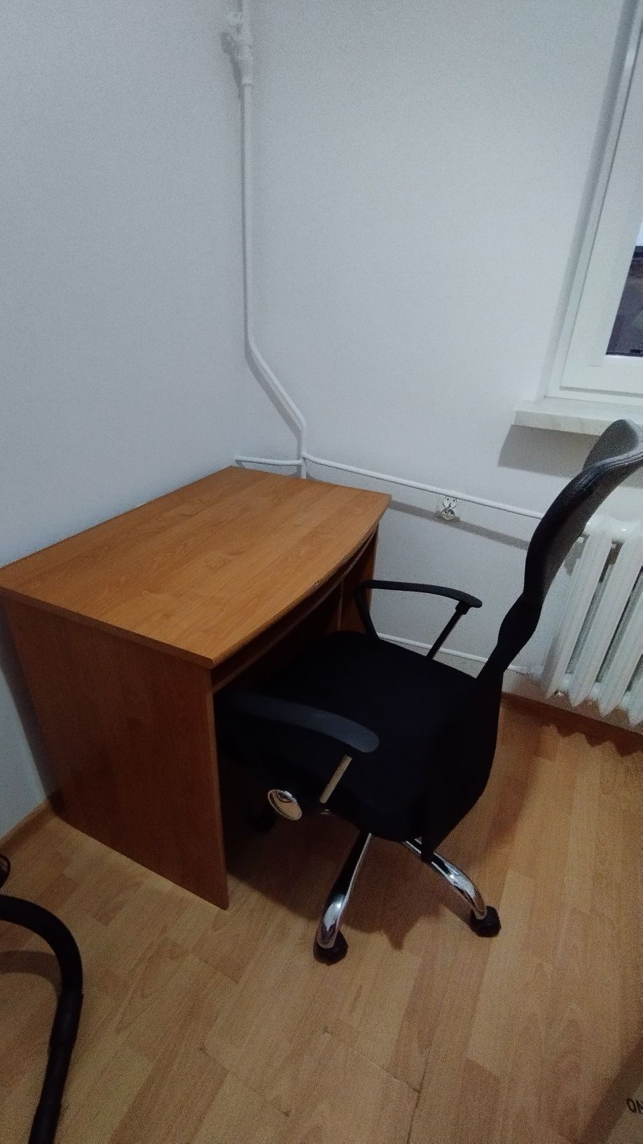 Biurko. Gratis półka