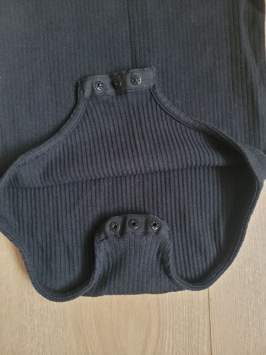 Body z krótkim rękawem prążkowane czarne na zatrzaski prążek Zara 128