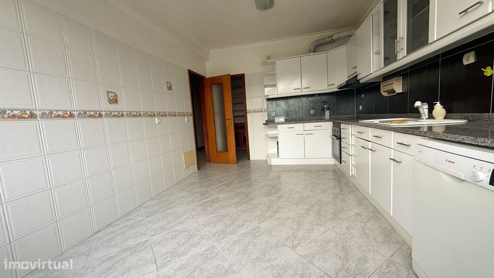 Apartamento T3 localizado em brejos de azeitão 1º andar
