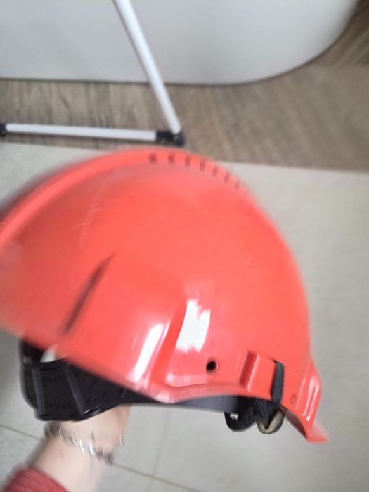 Kask ochronny czerwony