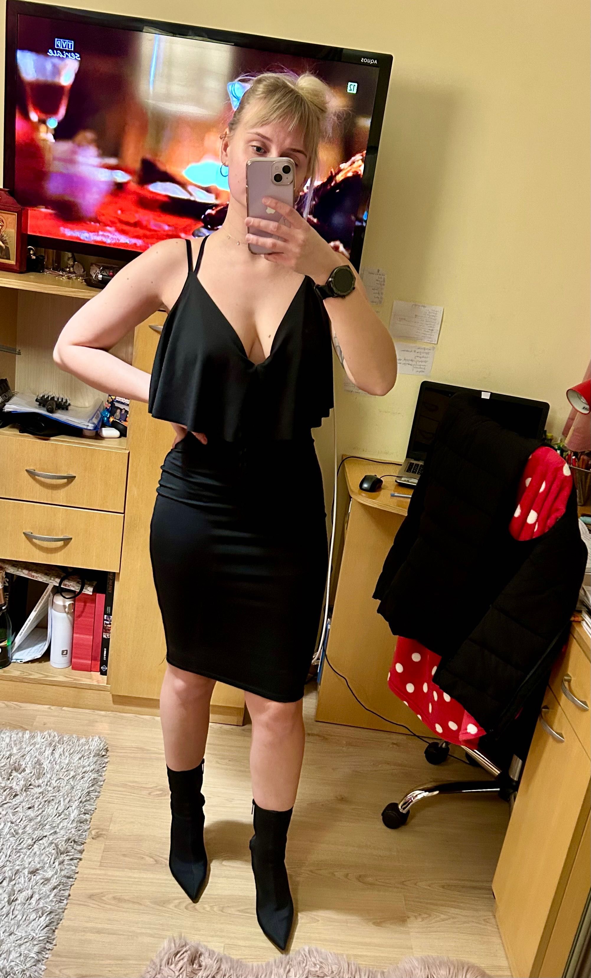PrettyLittleThing czarna sukienka elegancka