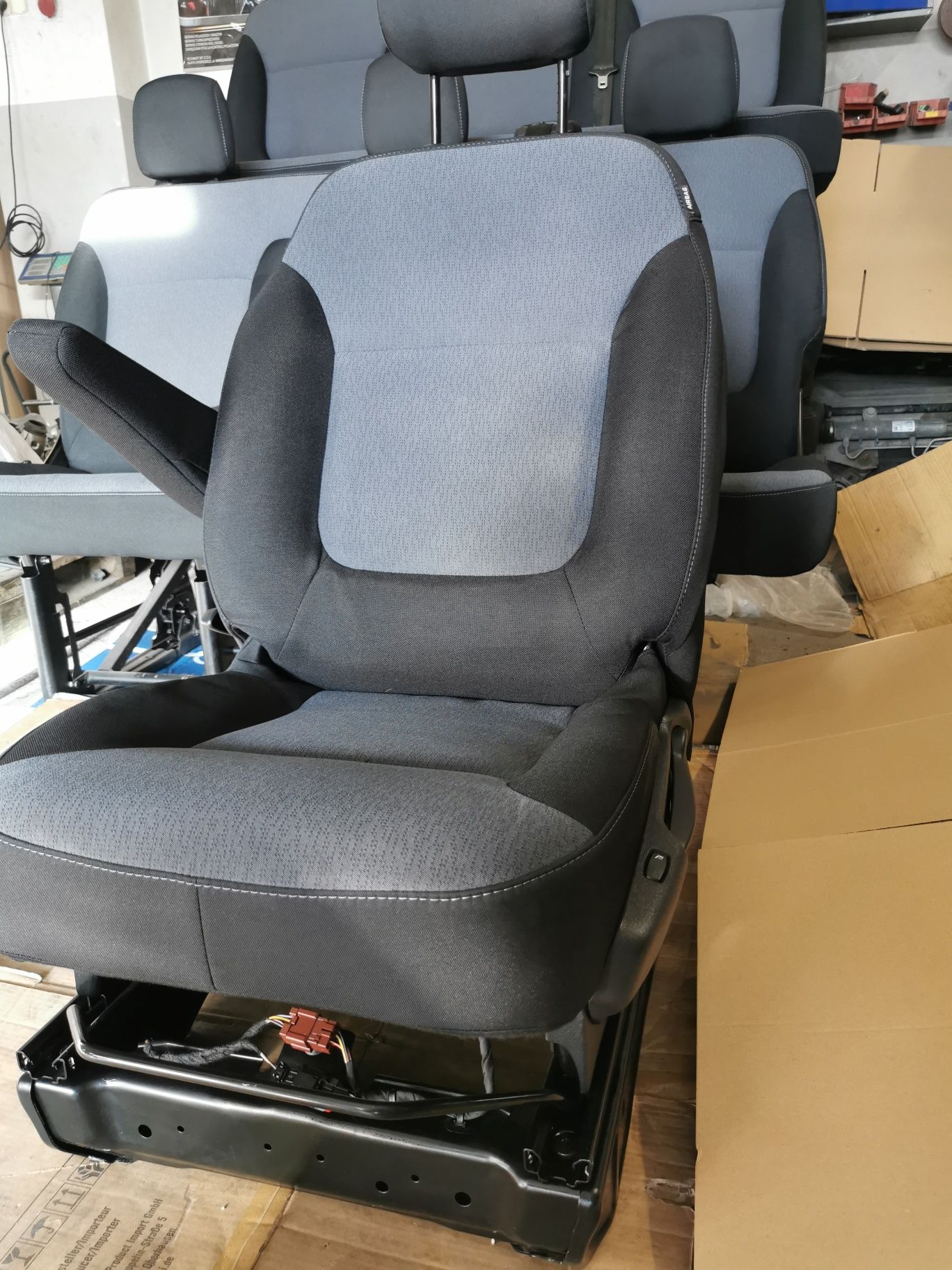 Fotel przedni lewy kierowcy podgrzewany Renault Trafik 3 Opel Vivaro B