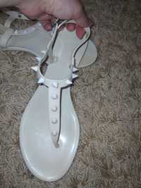 Белые селиконовые босоножки с шипами,41 размер