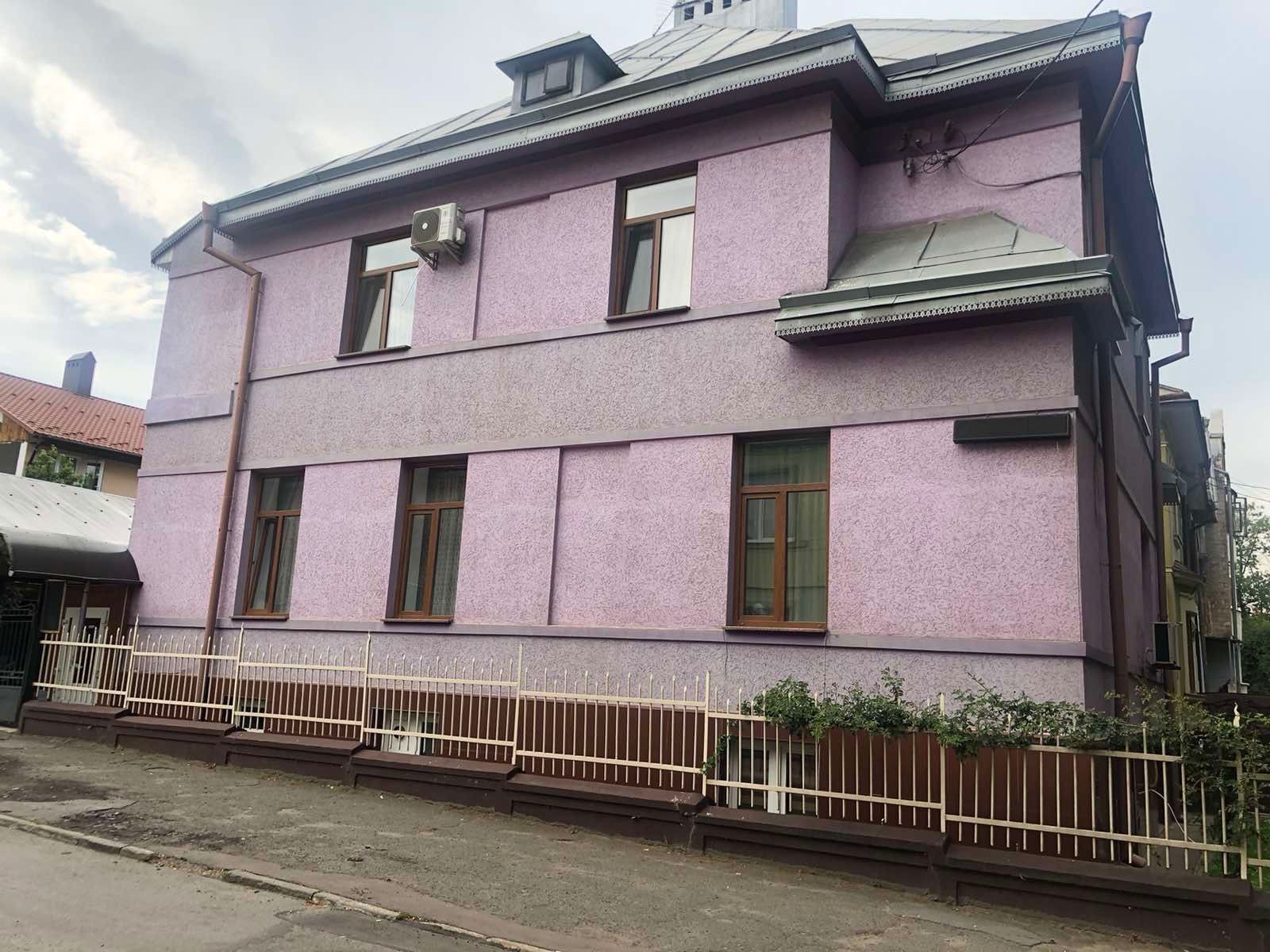 Продам будинок повністю по вул. Федьковича навпроти парку ім. Шевченка