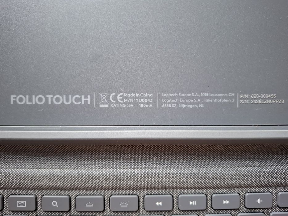 Чехол-клавиотура Logitech Combo Touch для iPad, 10.9"и11".