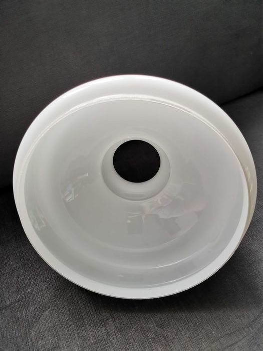 Szklany klosz PRL 1988 — mleczny, średnica 22,8 cm, stan bardzo dobry