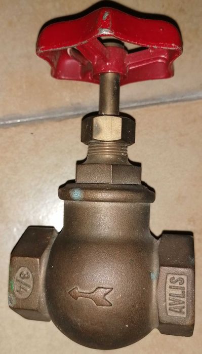 Torneiras , 1 e 3/4 de polegada, uma de passagem e de bancada, cada 5€