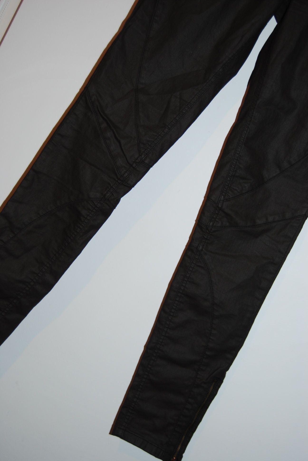 Spodnie rurki woskowane S pas 35,5 dl. 103