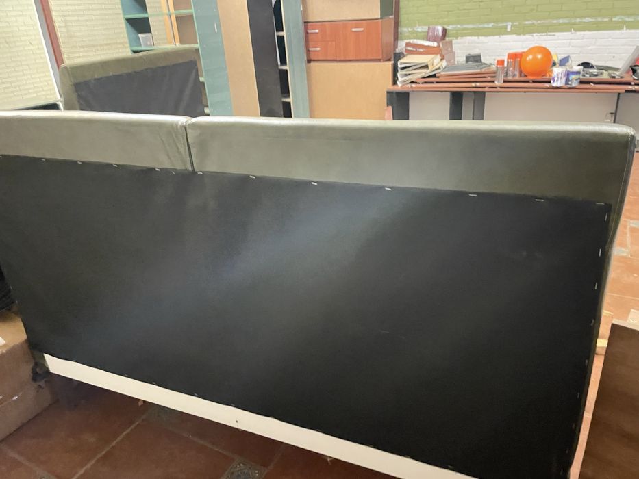 Диван зі штучної шкіри