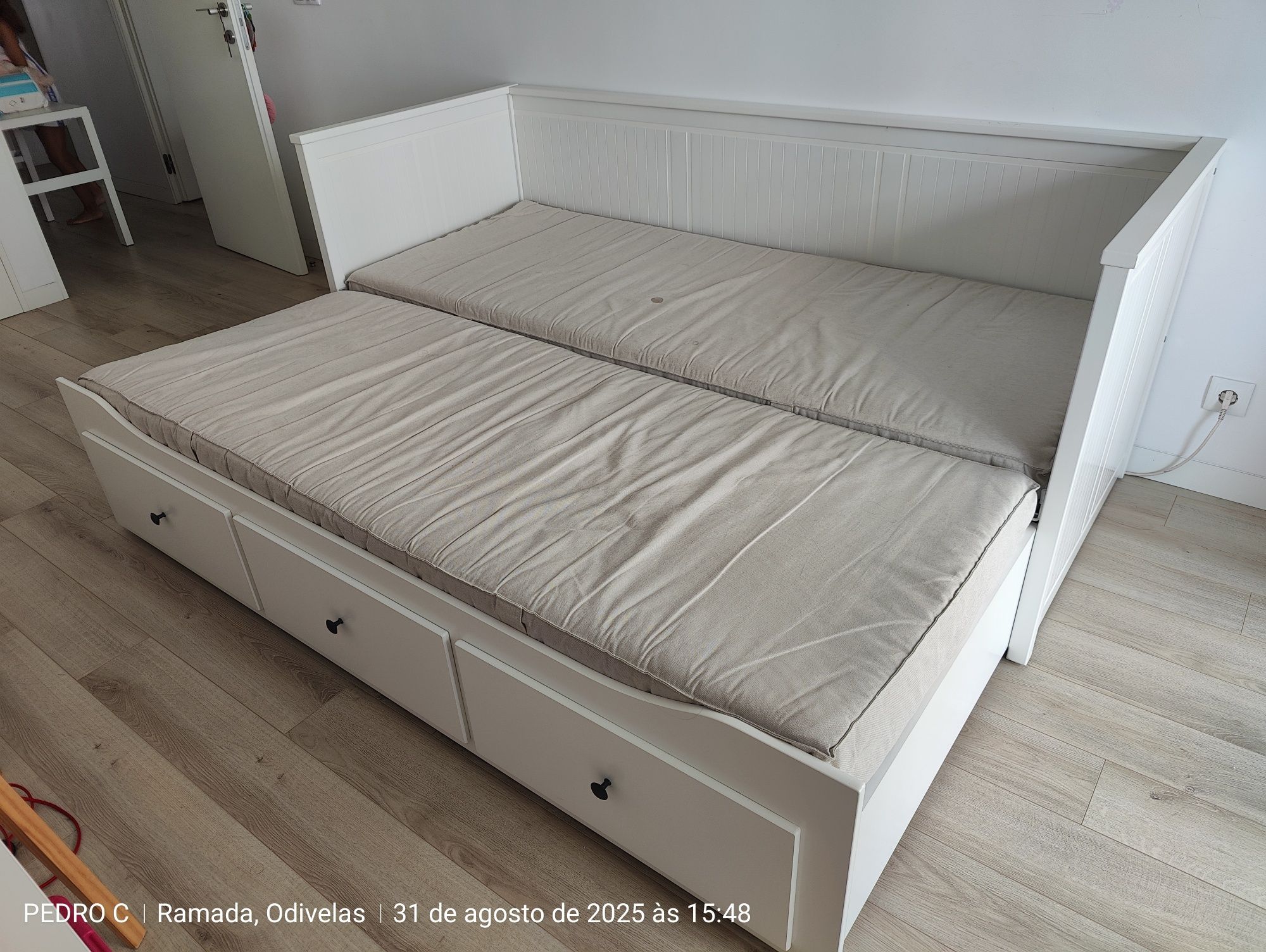 Cama usada com colchão incluído.