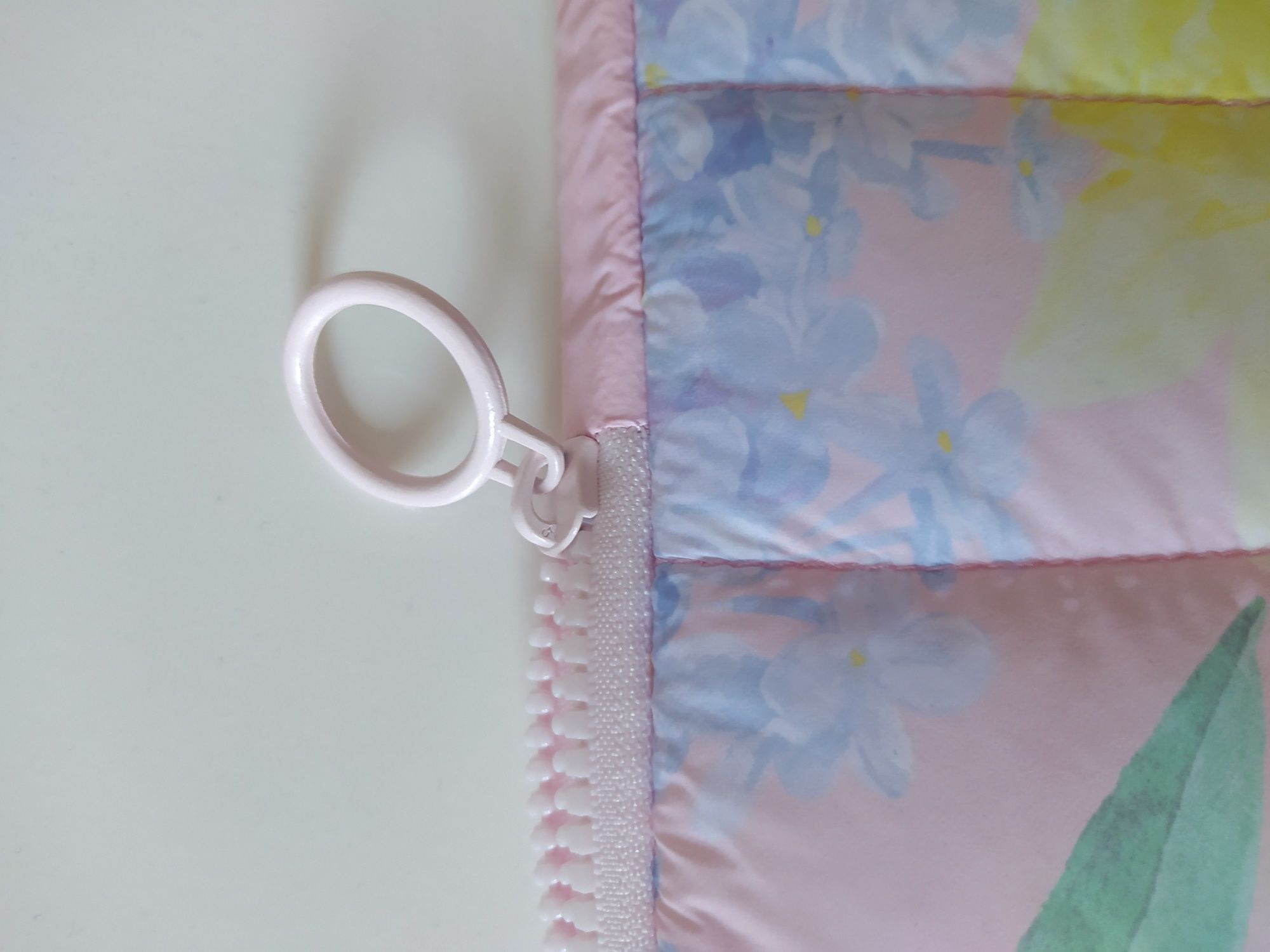 Etui na laptopa w pastelowych kolorach, kwiecisty print, bez, lilak