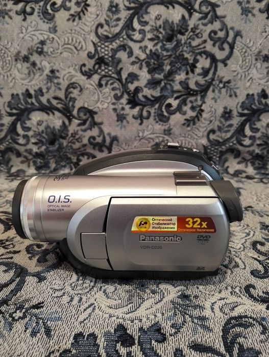 видеокамера PANASONIC VDR-D220