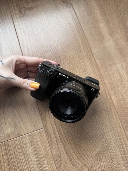 Продам Sony Alpha A6000 + об’єктив Ulanzi 27mm f/2.8.