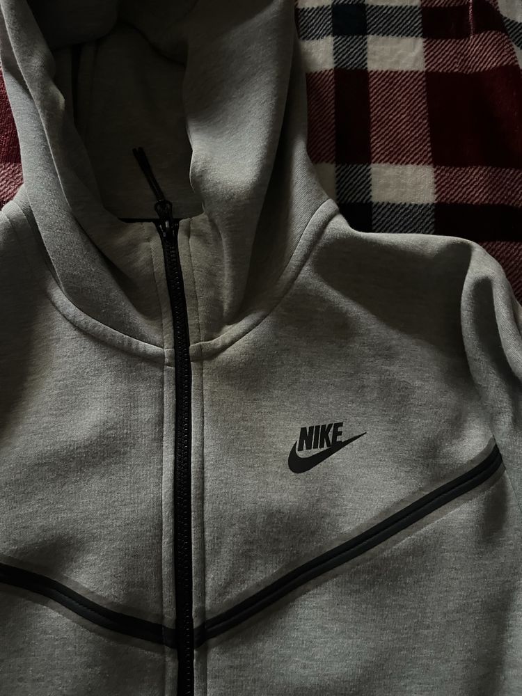 Casaco cinzento nike tech