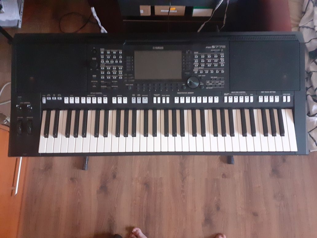 Keyboard yamaha PSR S775