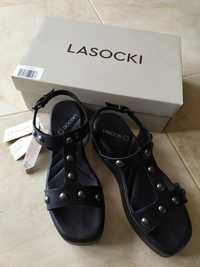 Czarne sandały na koturnie Lasocki