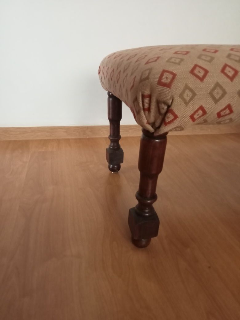 Banqueta com pés em madeira