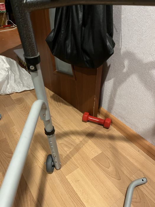 Ходунки для людей похилого віку або людей які мають інвалідність