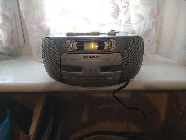 Radio magnetofon Hyundai.