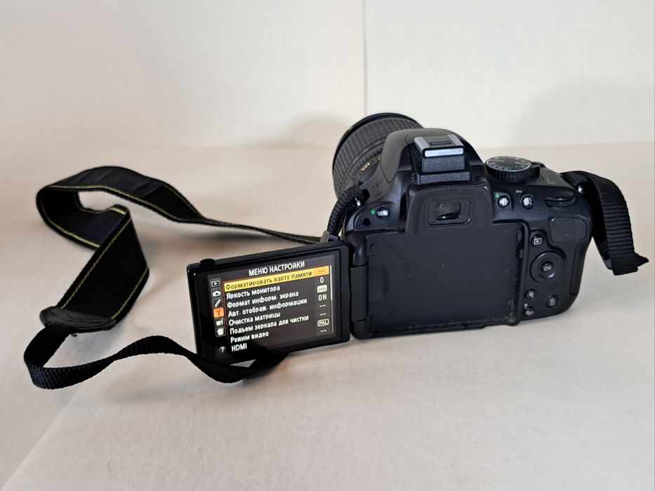 Nikon D5100, разом з об'єктивом NIKKOR 55- 300 мм і фотоспалахом