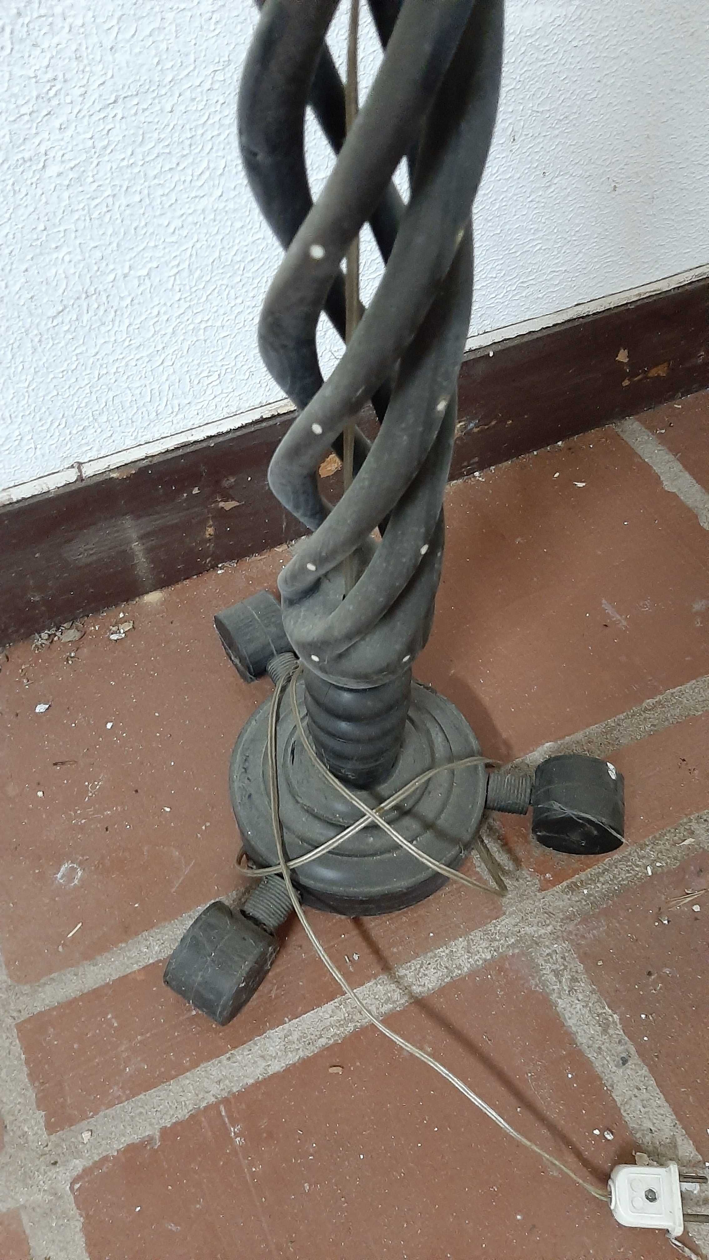 Candeeiro pé alto em pau preto, artesanato Moçambique, anos 60