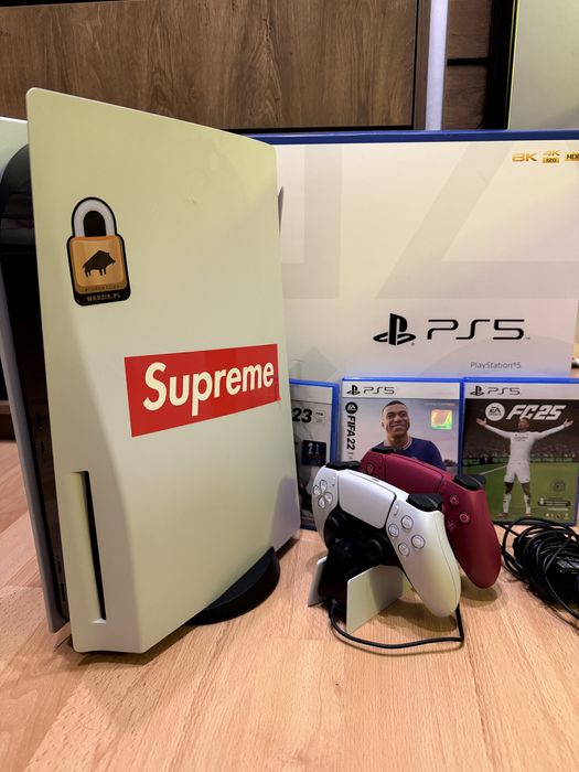 PlayStation 5 825GB + 2 PADY Z STACJĄ + GRY