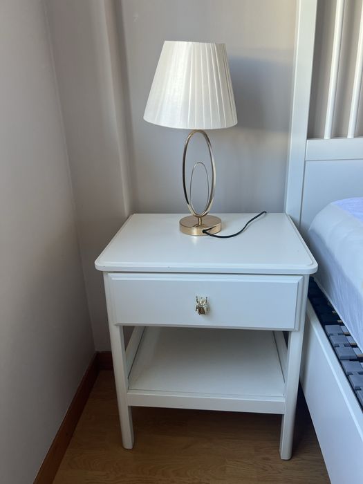 Cama, mesas de cabeceira e comoda