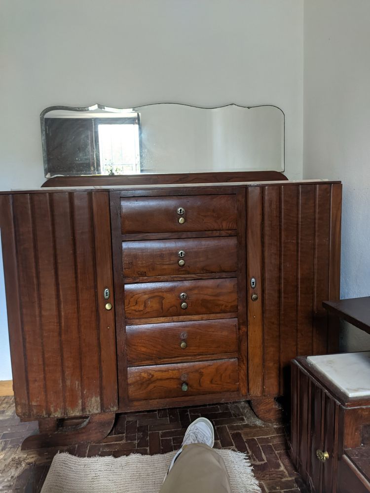 Cómoda com pedra mármore e espelho