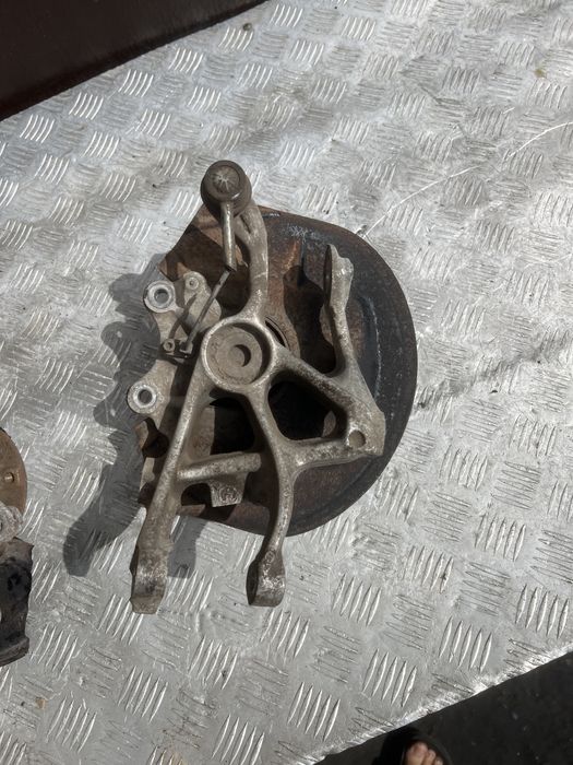 Задняя цапфа кулак Пежо 407 peugeot 407