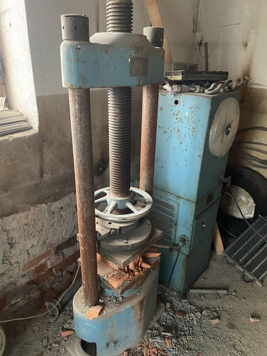 Прес випробувальний П-10