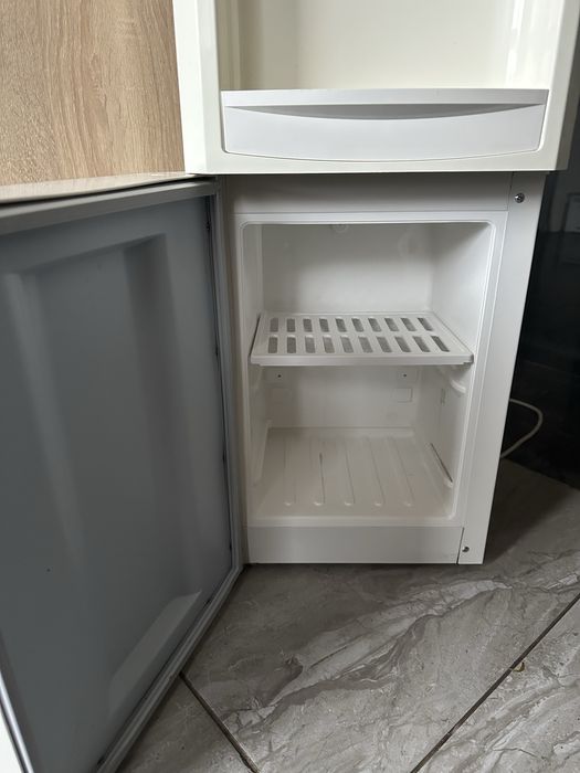 Кулер для води з холодильним відділенням