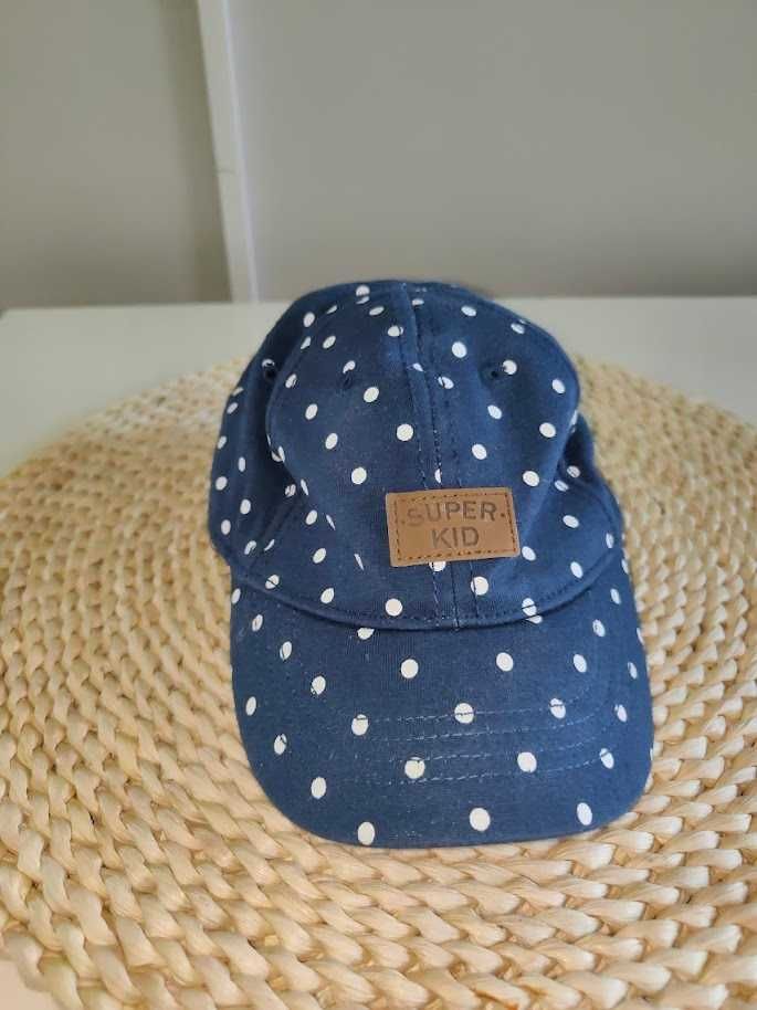 granatowa czapka z  daszkiem w białe grochy H&M 4-6 miesięcy 68 cm