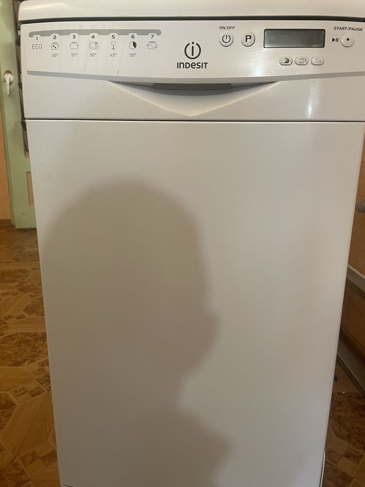 Посудомийна машина Indesit