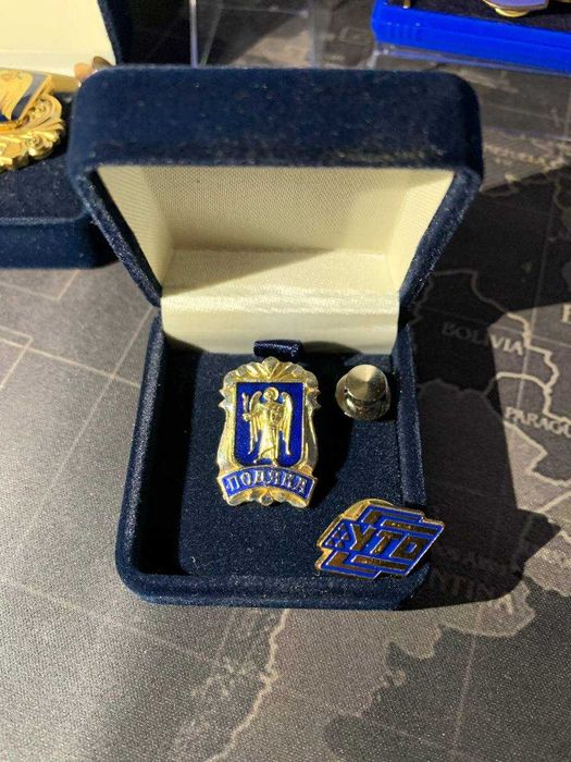 Колекційні рідкісні значки, піни