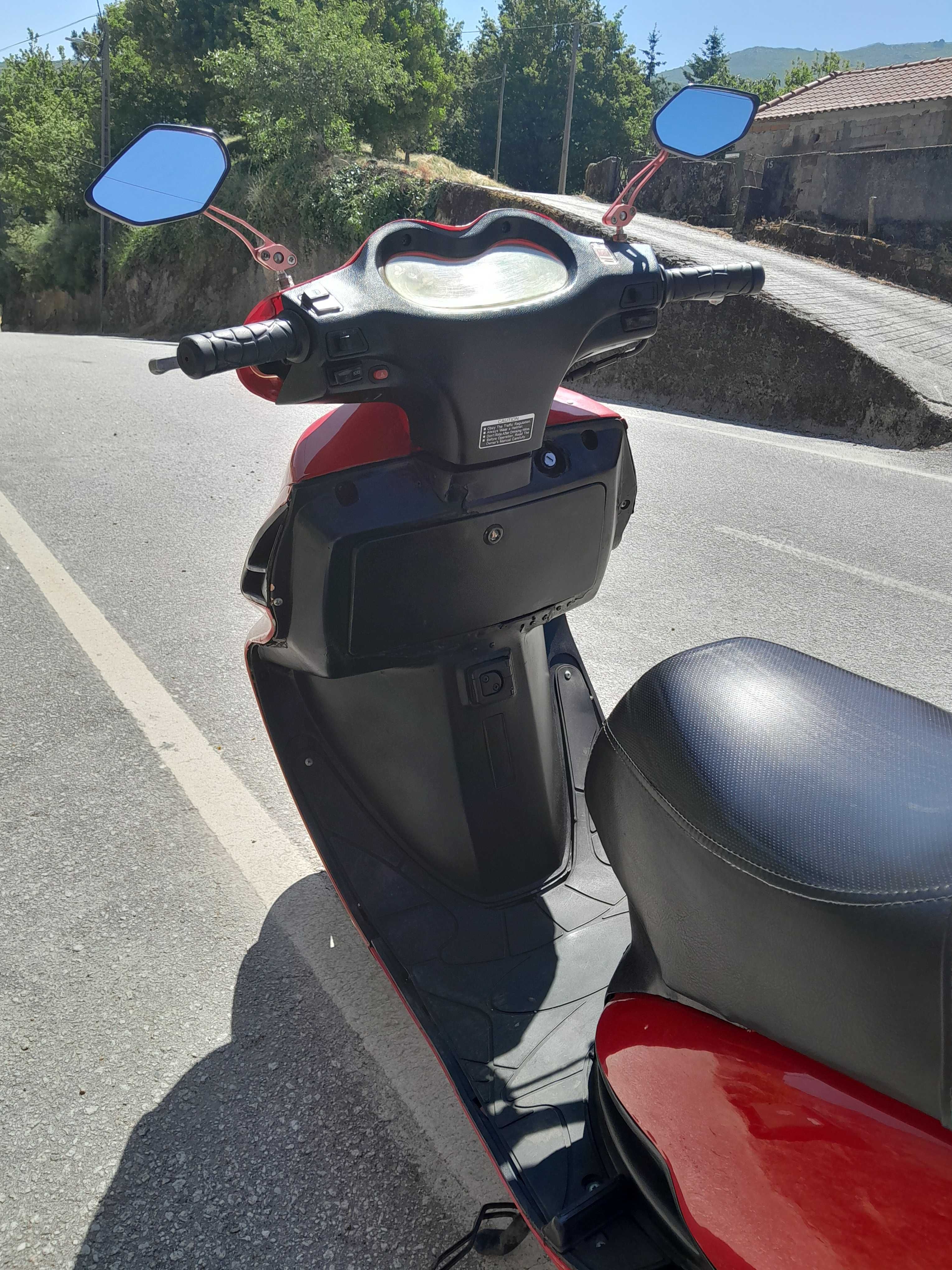 Vendo ou troco Scooter 125 com 3.600kms