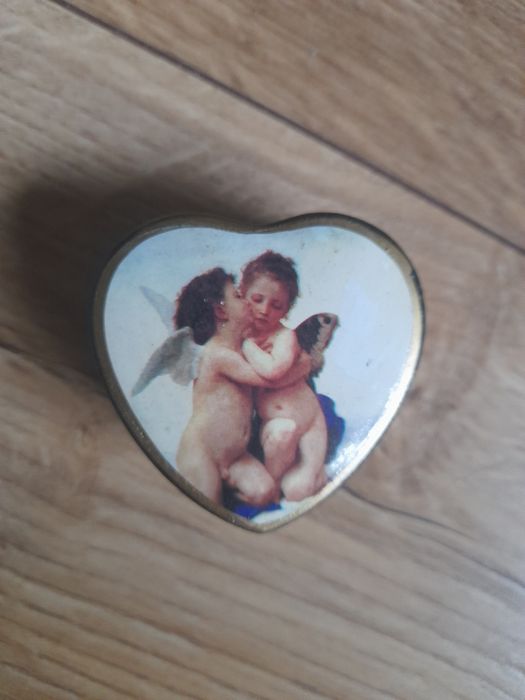 Pudełko z aniołkami w kształcie serduszka