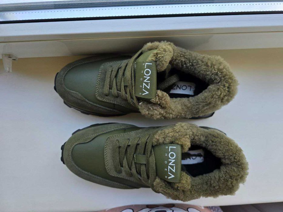 Кросівки зимові продам