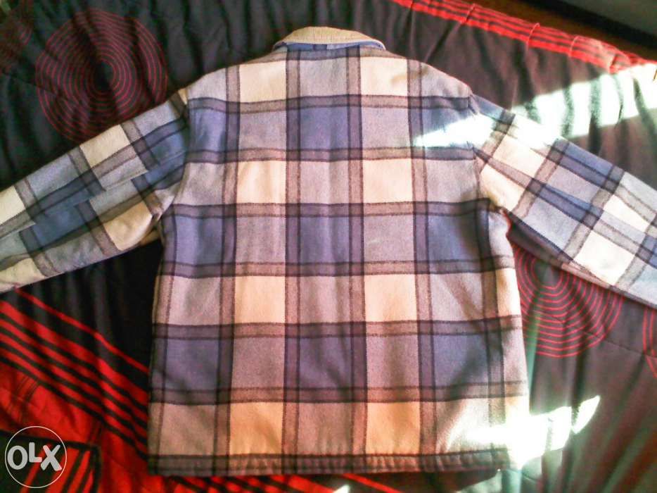 Casaco Uniform, com xadrez azul claro e branco.