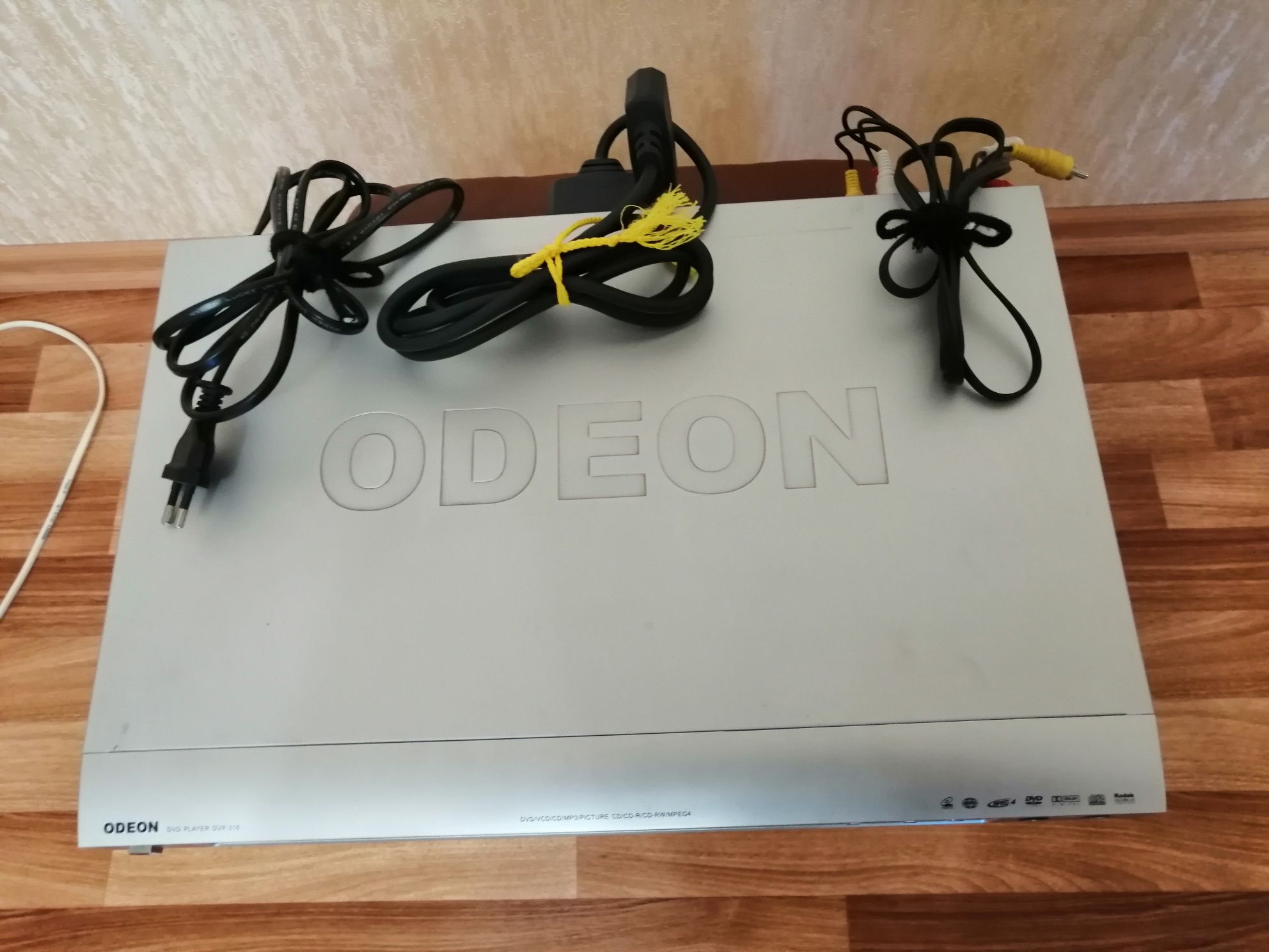 DVD проигрыватель ODEON.