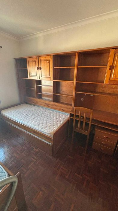 Cama dupla solteiro com estante em madeira e colchão