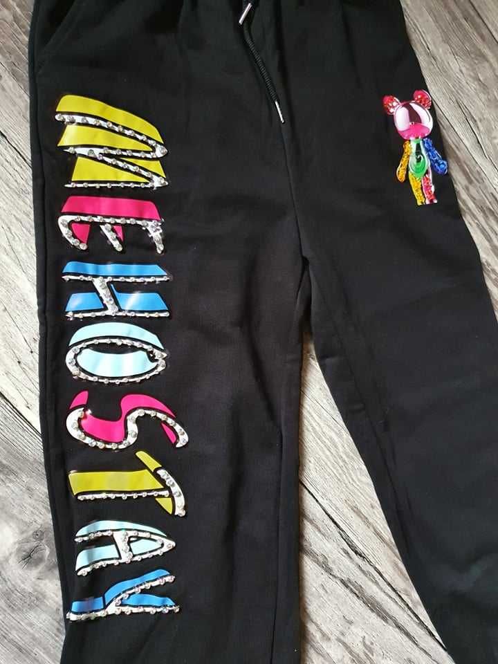 Spodnie dresowe czarne z kolorowymi aplikacjami i cyrkoniami