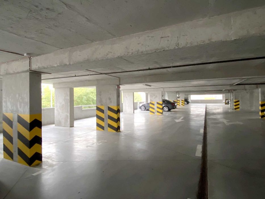 Місце на 5-му рівні паркінгу в ЖК Місто Квітів. Без комісії.