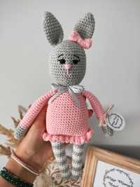 Maskotka króliczek amigurumi w pudełku