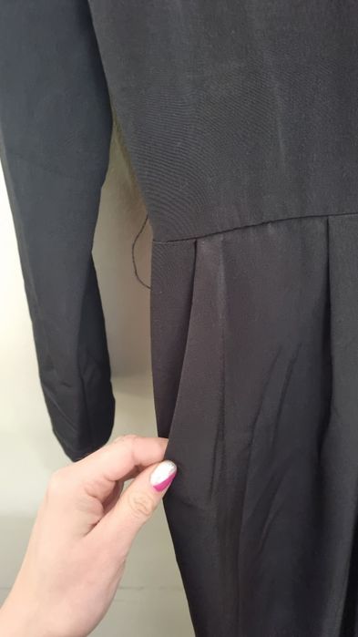Elegancki czarny kombinezon z dekoltem na zakładkę vero moda