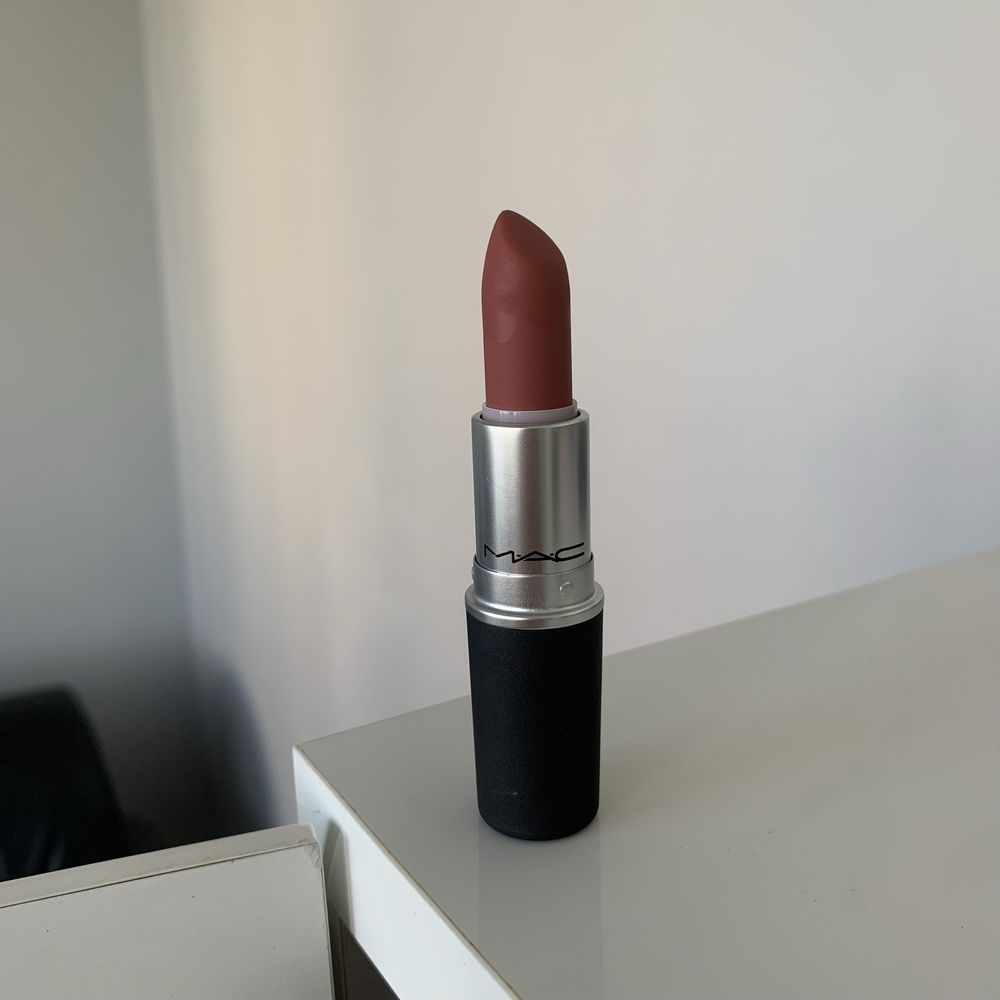 Pomadka do ust Mac powder kiss lipstick 930 brickthrough