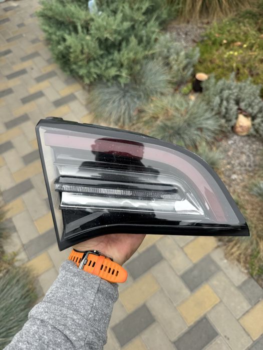 Фонарь плафон tesla mdel 3/Y лівий