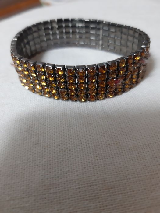 Pulseira prateada com brilhantes dourados
