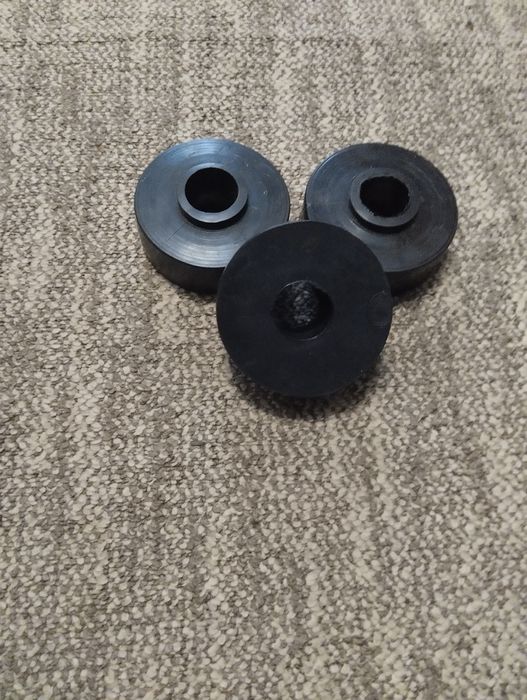 Палец полубалки МАЗ 103-1302160. В комплекте гайка и втулки .