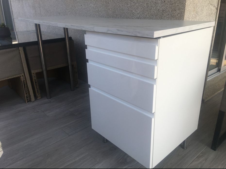 Movel com bancada de apoio